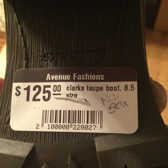 Clarks short boots, new without box never worn  Taupe in color size 8.5 women's - Picture 4 of 6